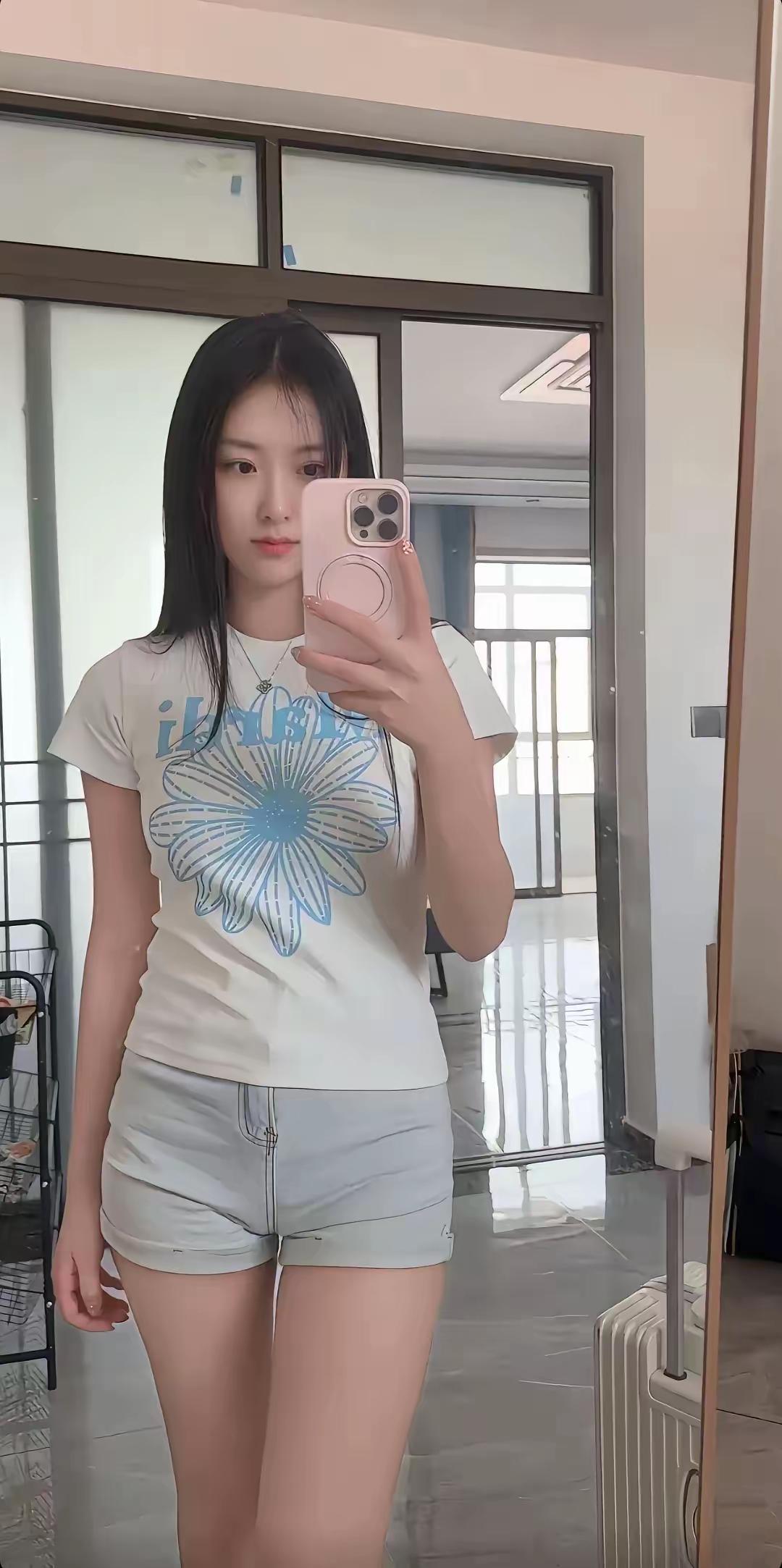 今天的T恤自带“小清新滤镜”，花型印花把夏天的松弛感焊在身上啦~随手举着粉手机对