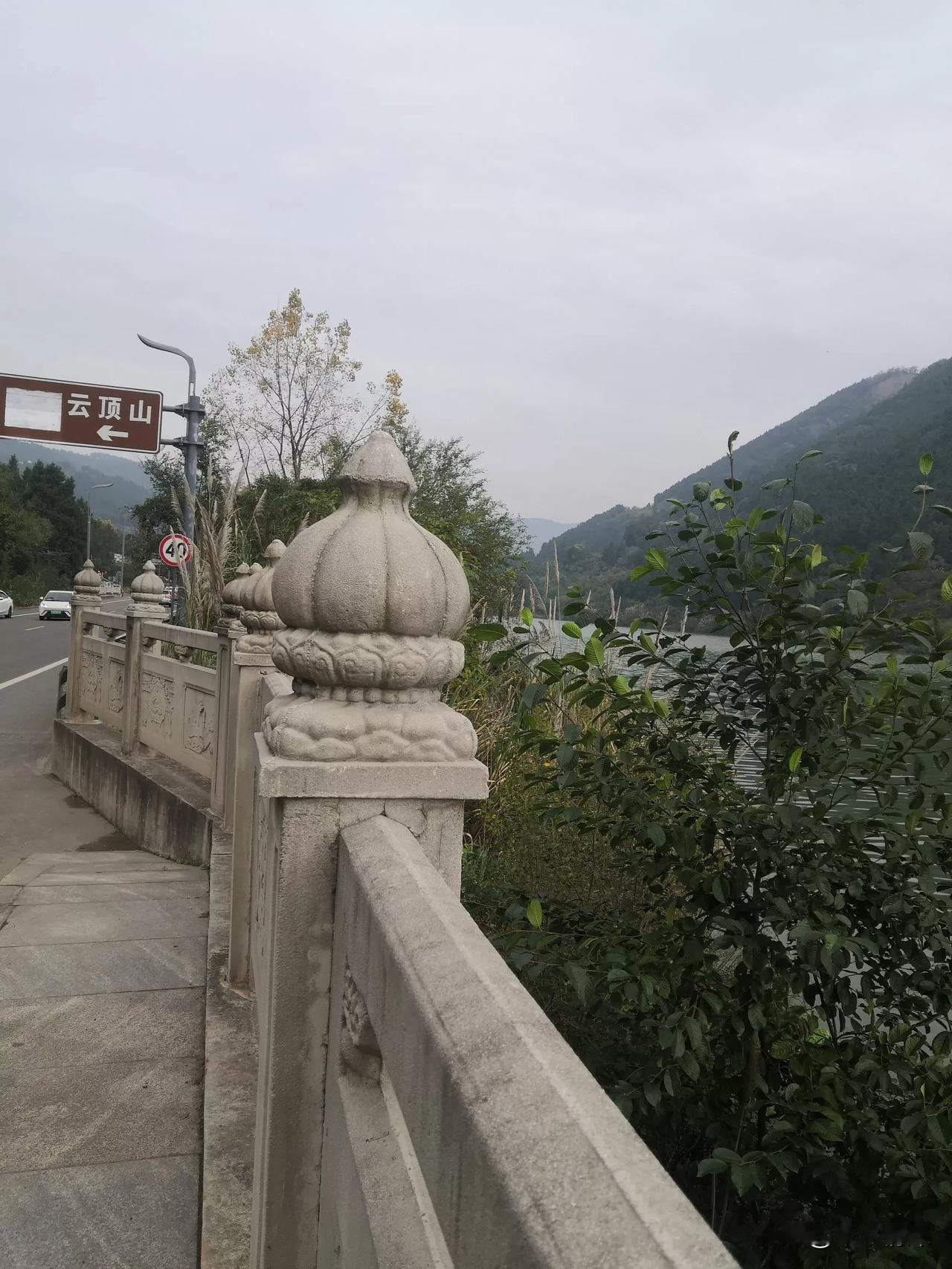 图片中可以看到，云顶山车辆很多，云顶山脚下去往金堂的车也是很多的，上云顶山风景区