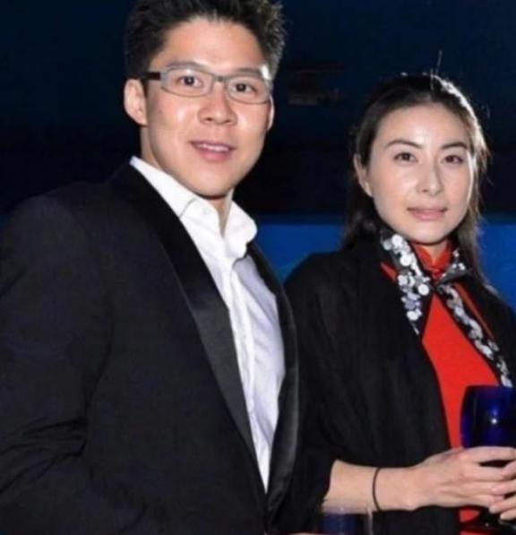 2000年，霍启刚第一次带女友回家。朱玲玲只看了一眼，便说：“你们不合适，分了吧