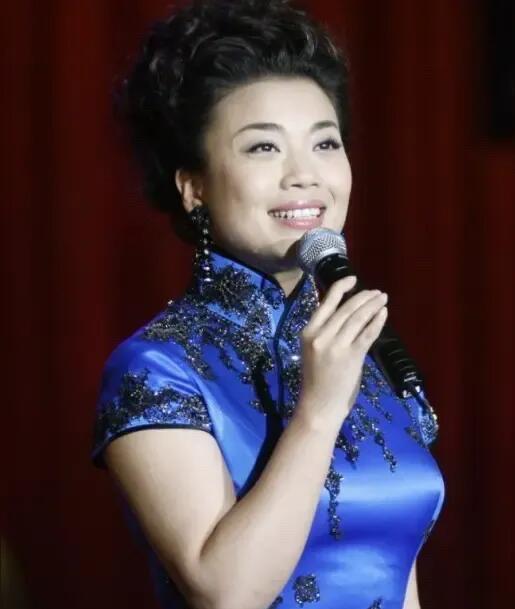50多岁的张也，这一身蓝色旗袍装，瞬间美出国际范儿，优雅知性，岁月的痕迹挡不住她