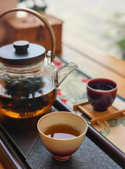 上联：清茶细品人间味，下联：诗书深悟圣贤心，下联：淡墨轻描世外情。