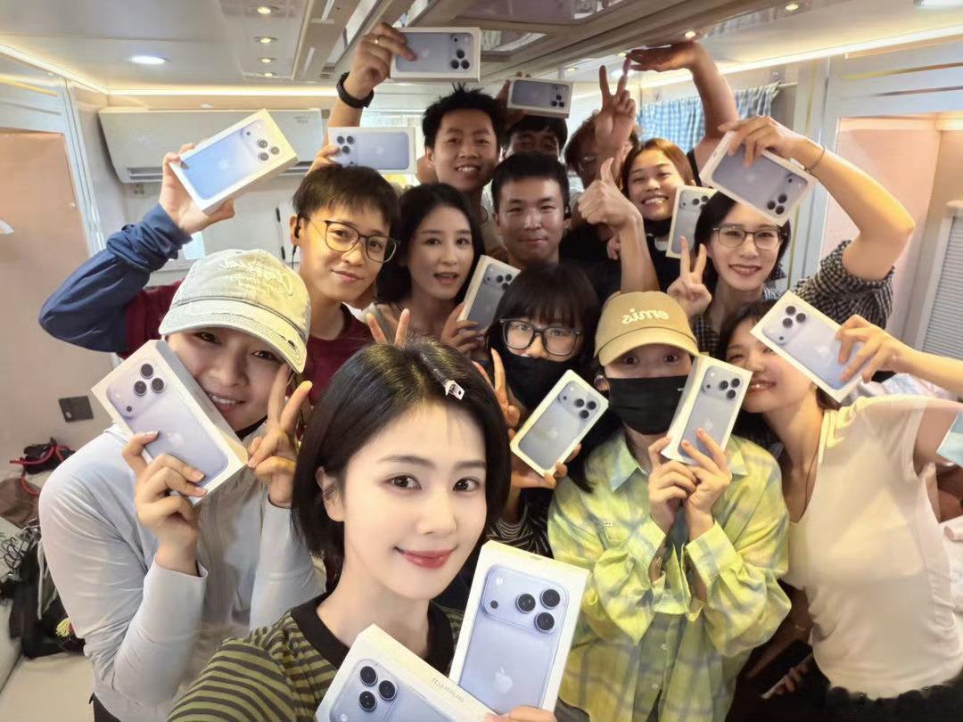 白鹿送了她工作室人员一人一台iPhone18​​​