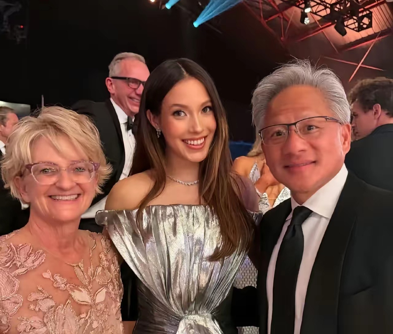 谷爱凌与黄仁勋夫妇，感觉谷爱凌是所有家长梦寐以求的孩子，她现在很多豪门想要跟她联
