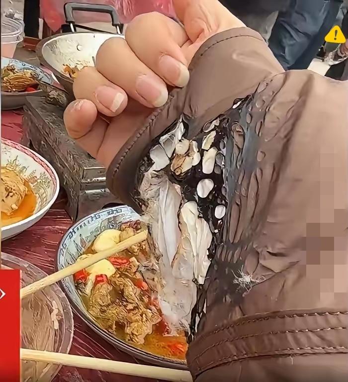 湖南女子穿千元新羽绒服吃席，一顿饭直接“烧”出教训，这事真不只是心疼衣服！