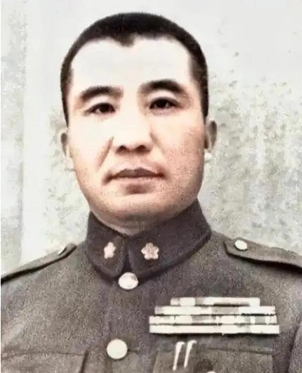 1935年，王耀武得知部下俘虏了一个红军师长，兴冲冲地跑过去准备审讯，但当他看到