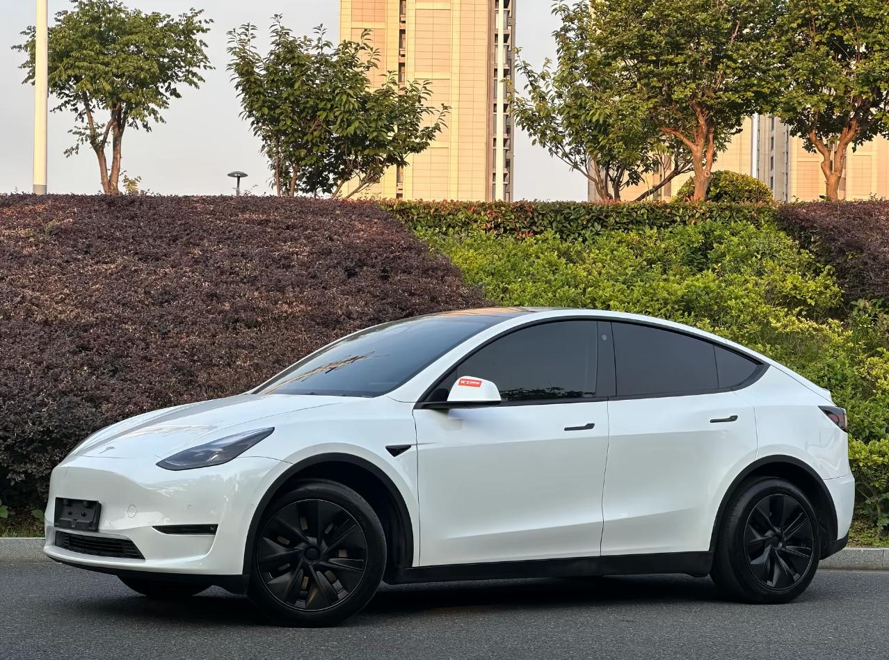 在25–30万级纯电SUV里，特斯拉ModelY可以说是真正的常青树销冠。不管