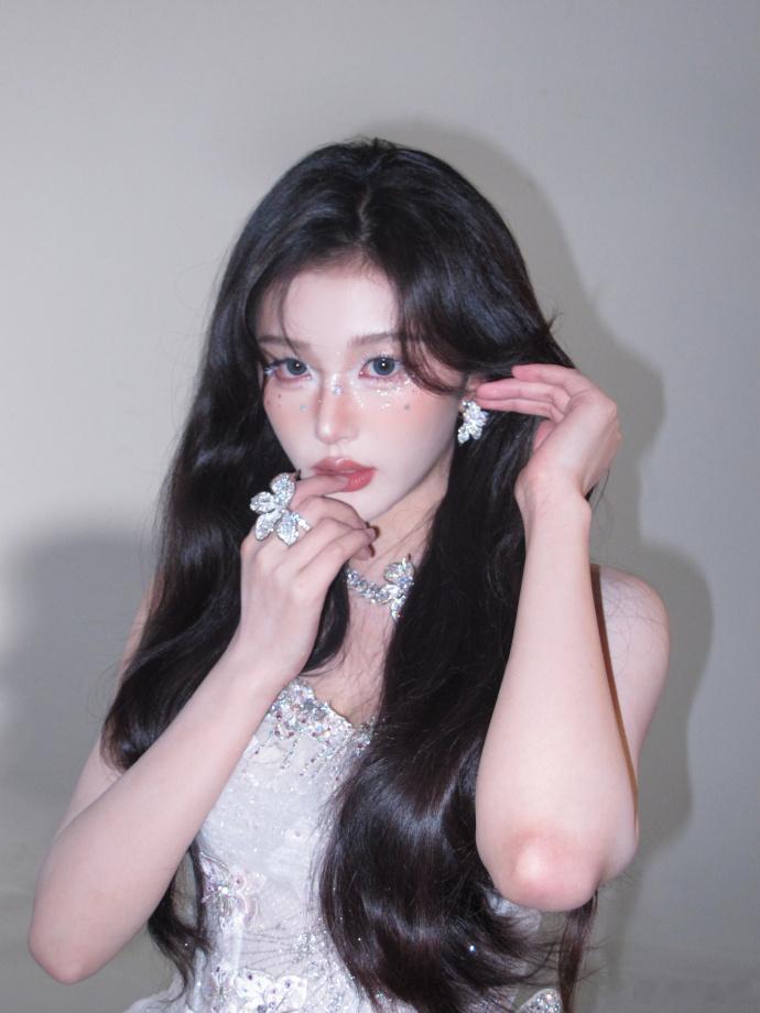 被孔雪儿这组照片美到孔雪儿九宫格live图带来满满的惊喜，慵懒大波浪长发氛围感拉