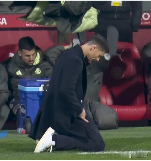 利物浦迟迟不让斯洛特下课，不会是在等阿隆索吧？皇马后防雪崩！9人作战0-2溃败，