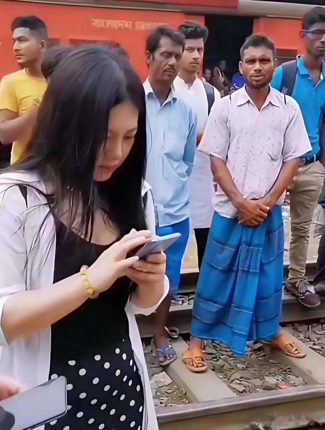 阿三把上海当印度了？上海俩阿三去看房子，出来后看见街上两位美女，立刻心猿意马上前