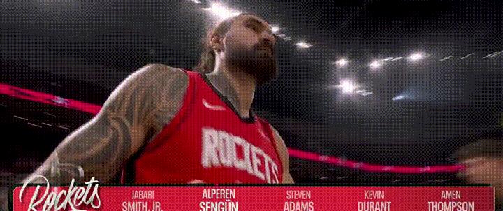 雷霆主场这待遇，真是天差地别。亚当斯回来，全场起立鼓掌，跟迎接英雄一样。轮到