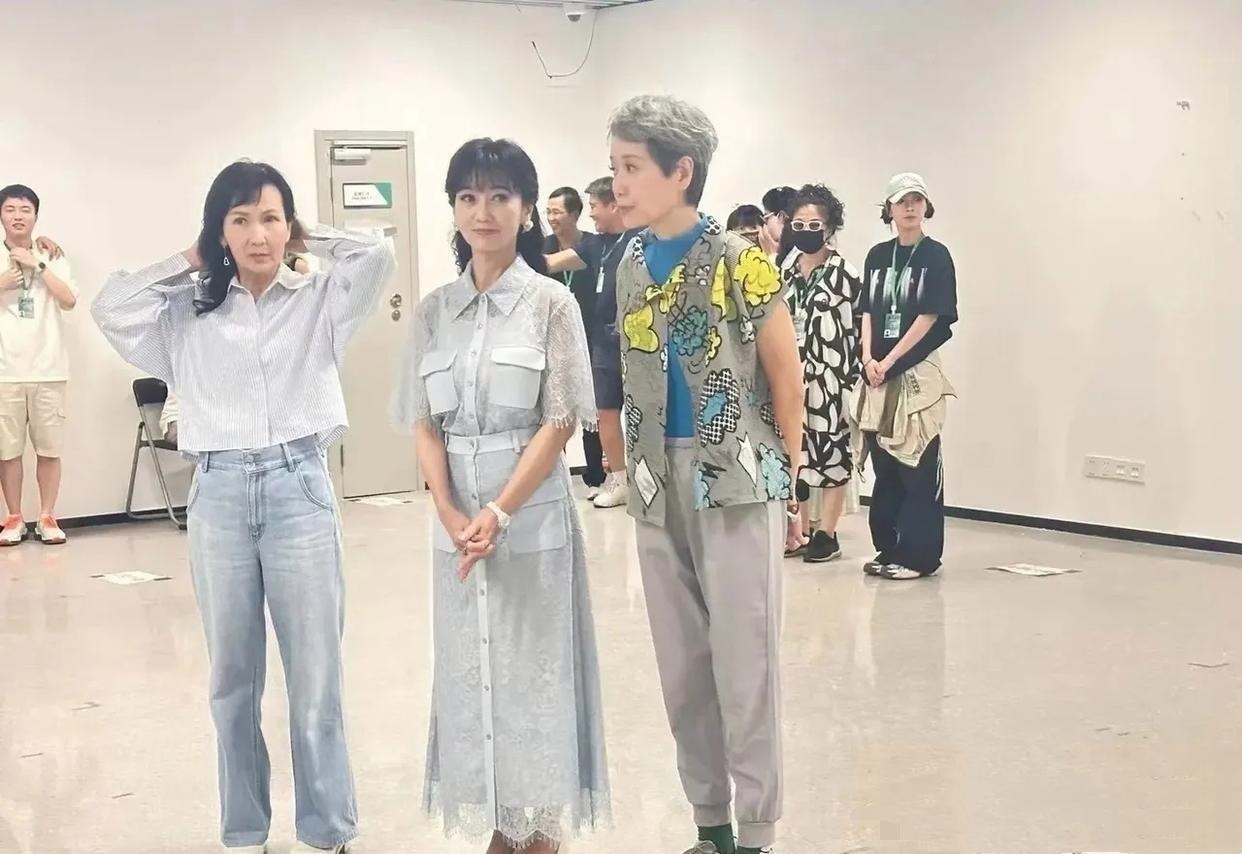 在叶童的面前，赵雅芝还跟个小女孩一样爱撒娇，实话实说，这俩保养的太好，旁边的小青