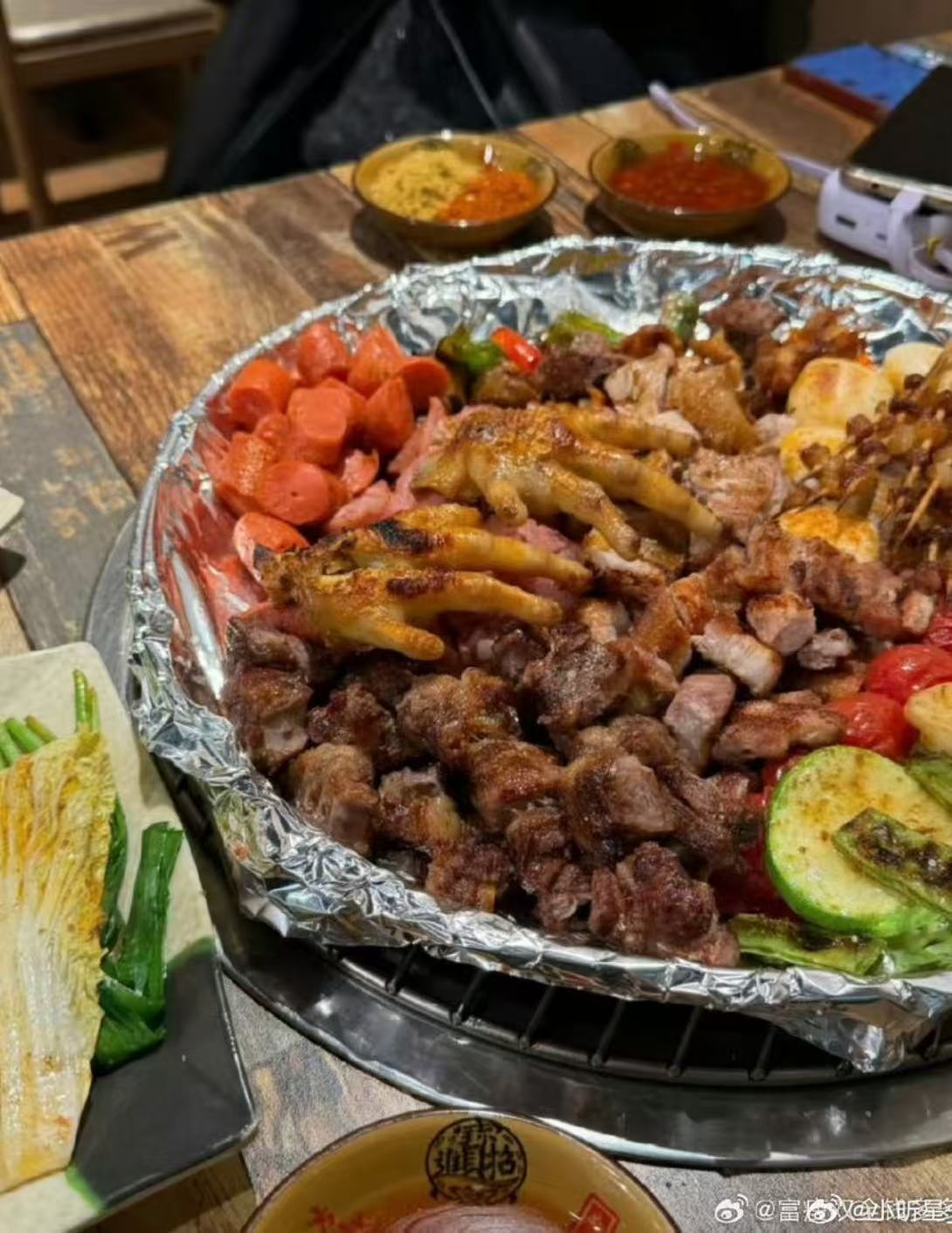 这辈子就对得起这张嘴了烟火人间里，从清晨的热粥到深夜的烧烤，每一口滋味都藏着对