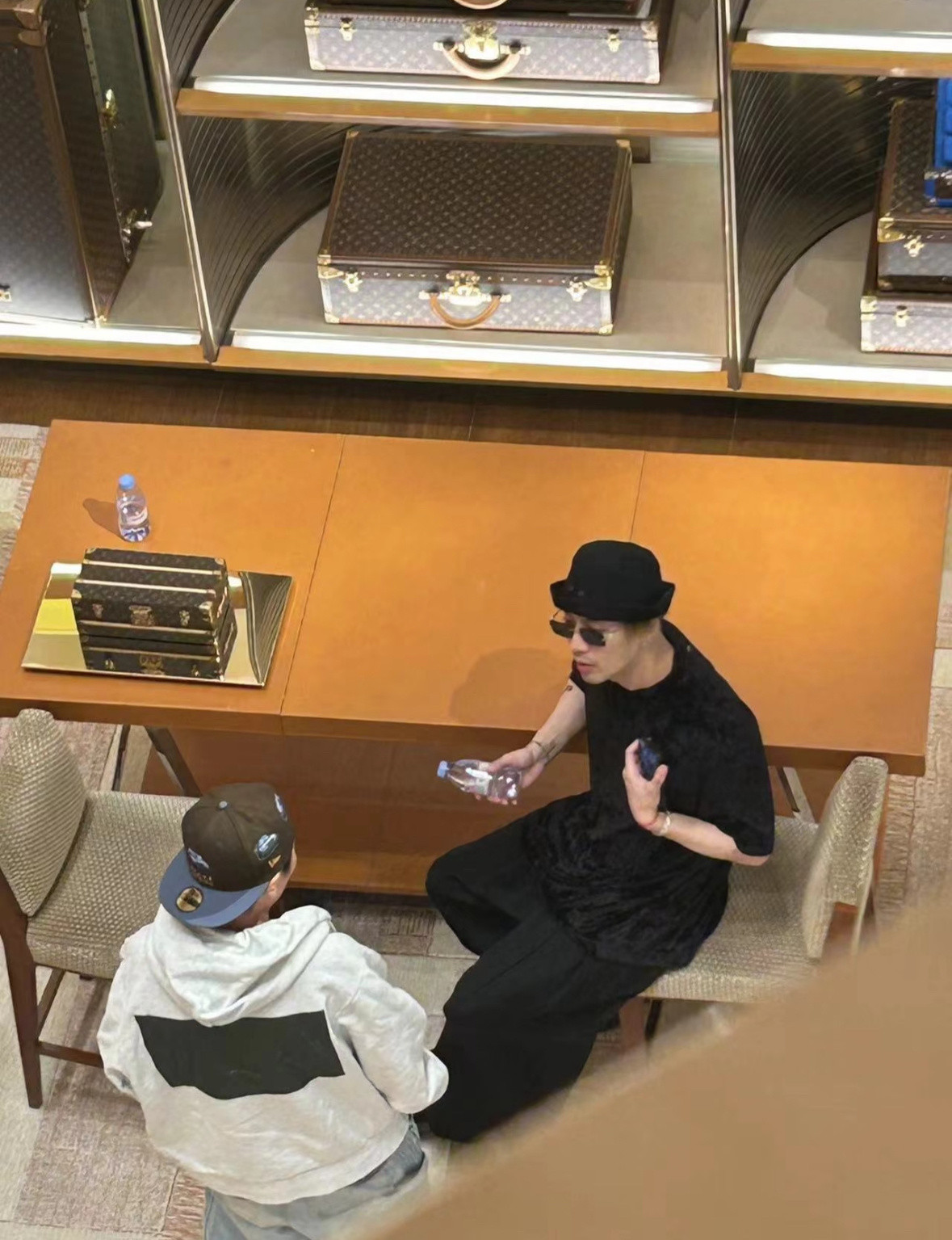 不愧是王嘉尔，上一秒还在国内被偶遇吃饭，下一秒就在巴黎逛街被偶遇，呜呜国际感是这