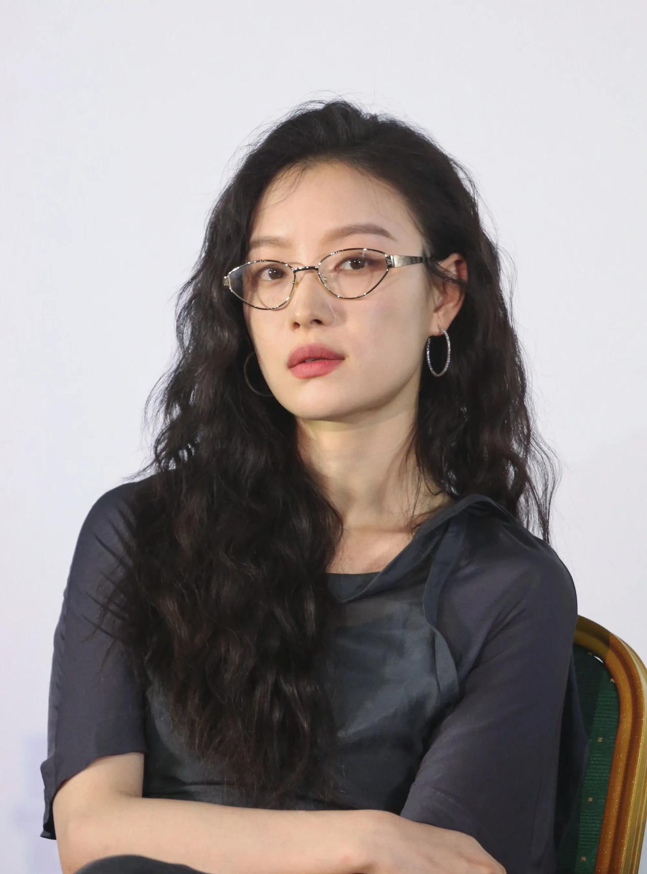 倪妮新剧官宣，被廖凡压番，其实只是咖位下降的缩影。年纪大了，进入职业瓶颈期。