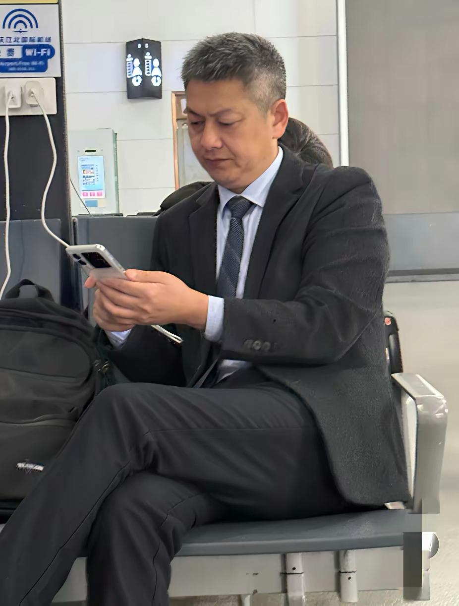 我敢打赌！没有哪个女人不爱这样的大叔。信不信？