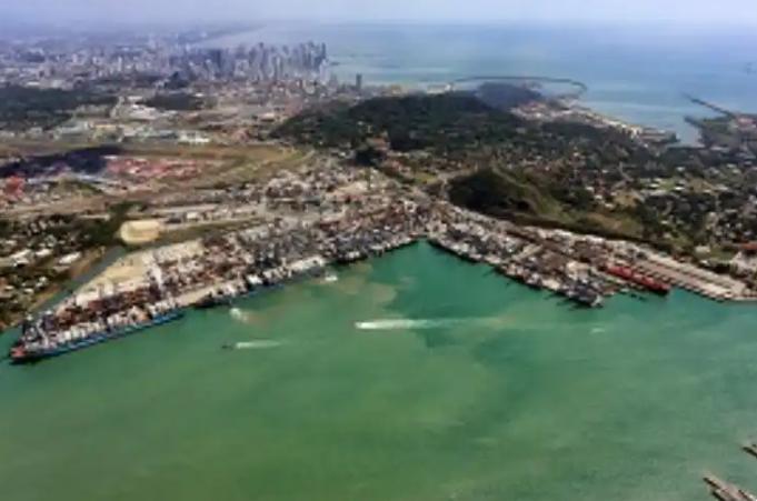 宁愿炸了港口，也不能让巴拿马抢夺成功！2月24日消息，巴拿马强行接管两个港口，香