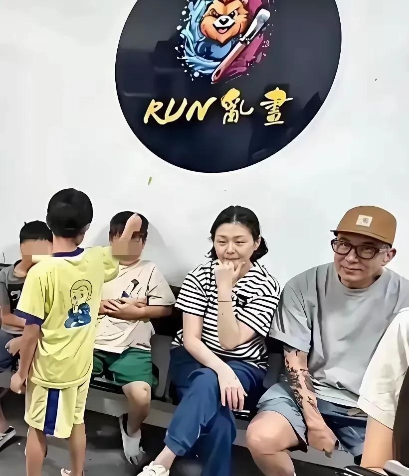 同样都是带孩子外出大S和汪小菲的站位再看大S和具俊晔两人汪小菲像个司机/保
