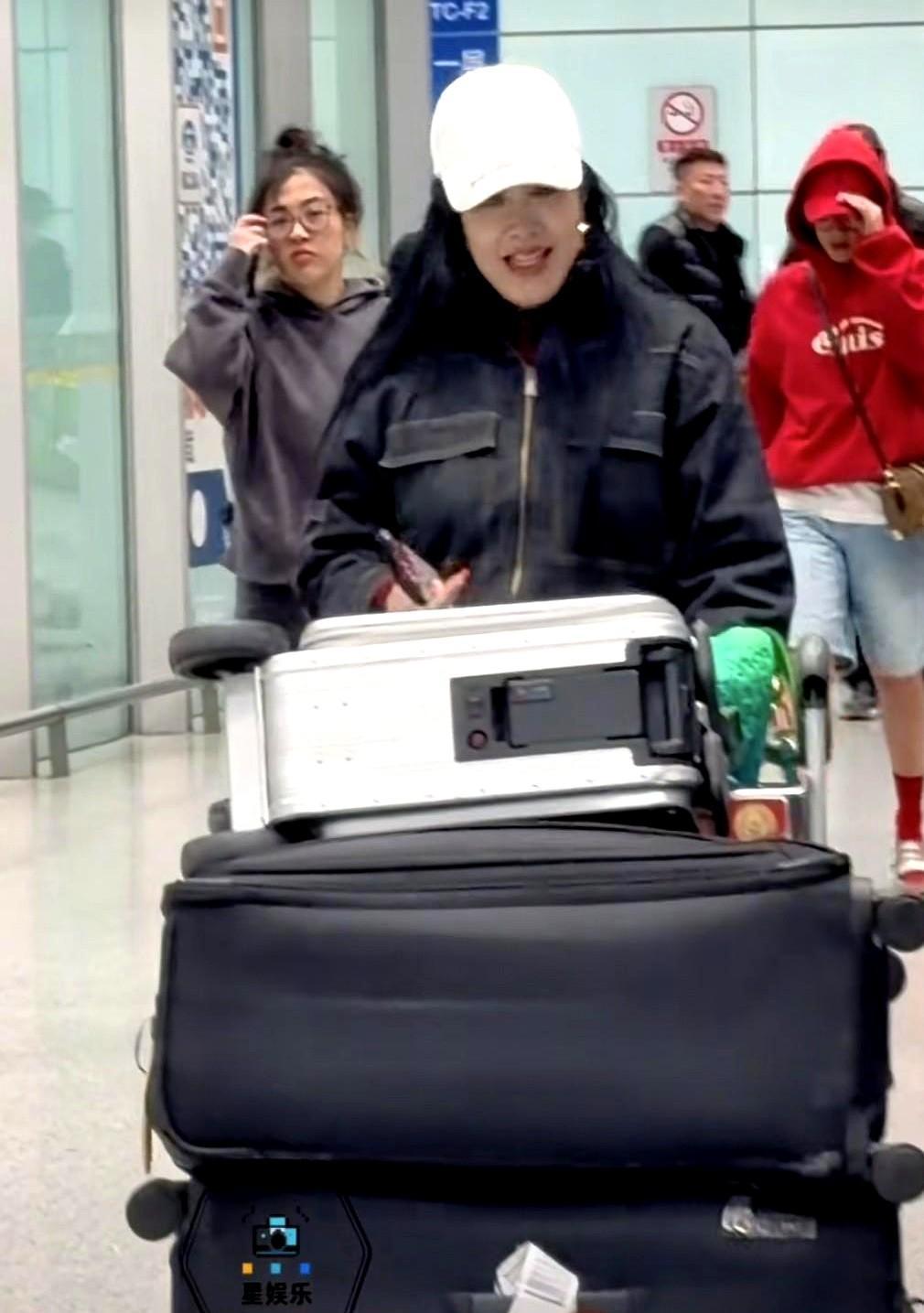 机场发红包，粉丝吓得不敢说金额。你细品。五十五岁的钟丽缇，穿得比三个女儿还潮