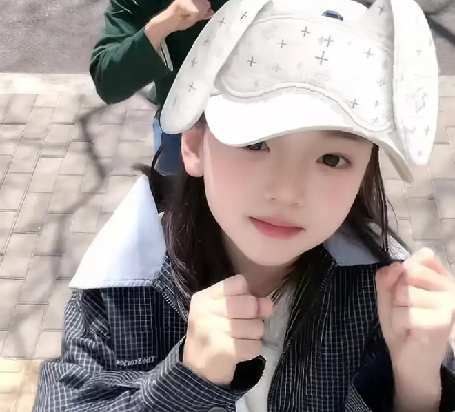 10岁小酒窝晒出妈妈董璇年轻时的照片配文“妈妈的颜值还是太权威了”，瞬间冲上热