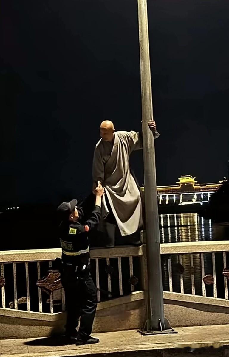 这位义无反顾的，跳进了冰冷的江水里的僧人，叫释静觉，都说度人容易渡己难啊。江水无