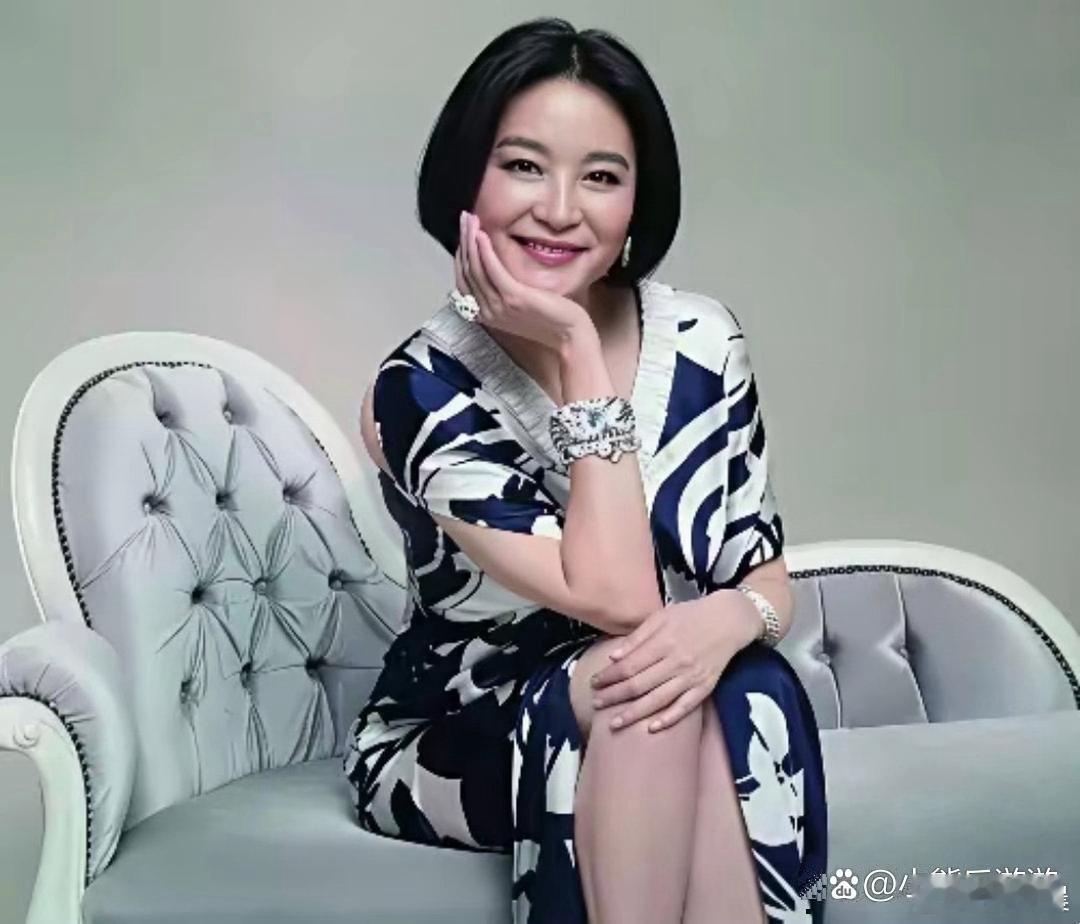 林青霞登上杂志封面，举手投足尽显优雅风范，自带从容贵气。​​​