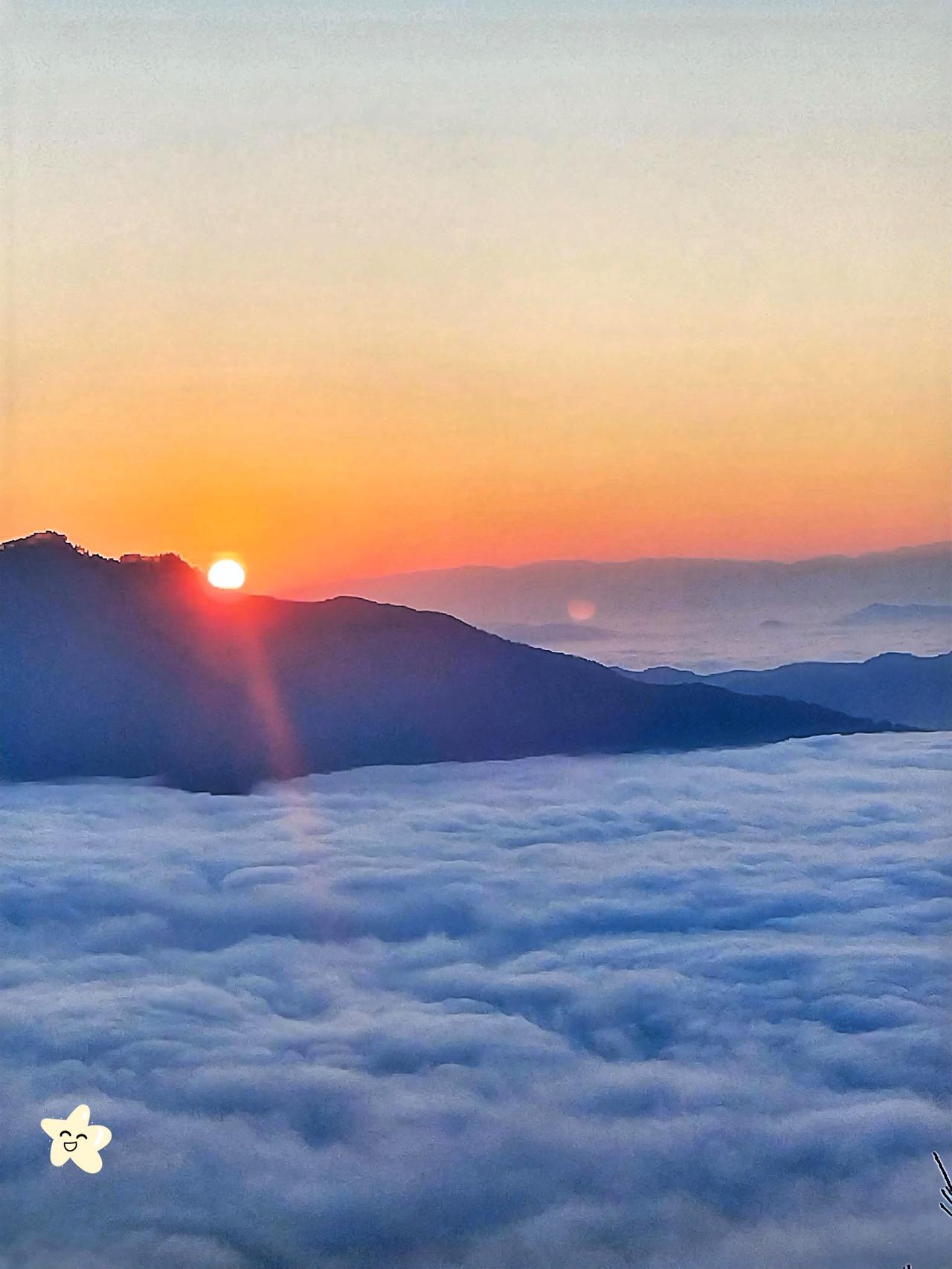 沿着蜿蜒的小径慢慢向上攀登，路边不知名的野花在微风中轻轻摇曳，带着泥土芬芳的气息