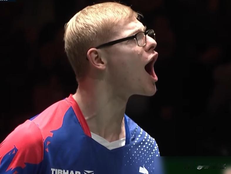 别再喊什么爆冷了，听着都替梁靖崑脸红。输给费利克斯·勒布伦，这算哪门子冷门？