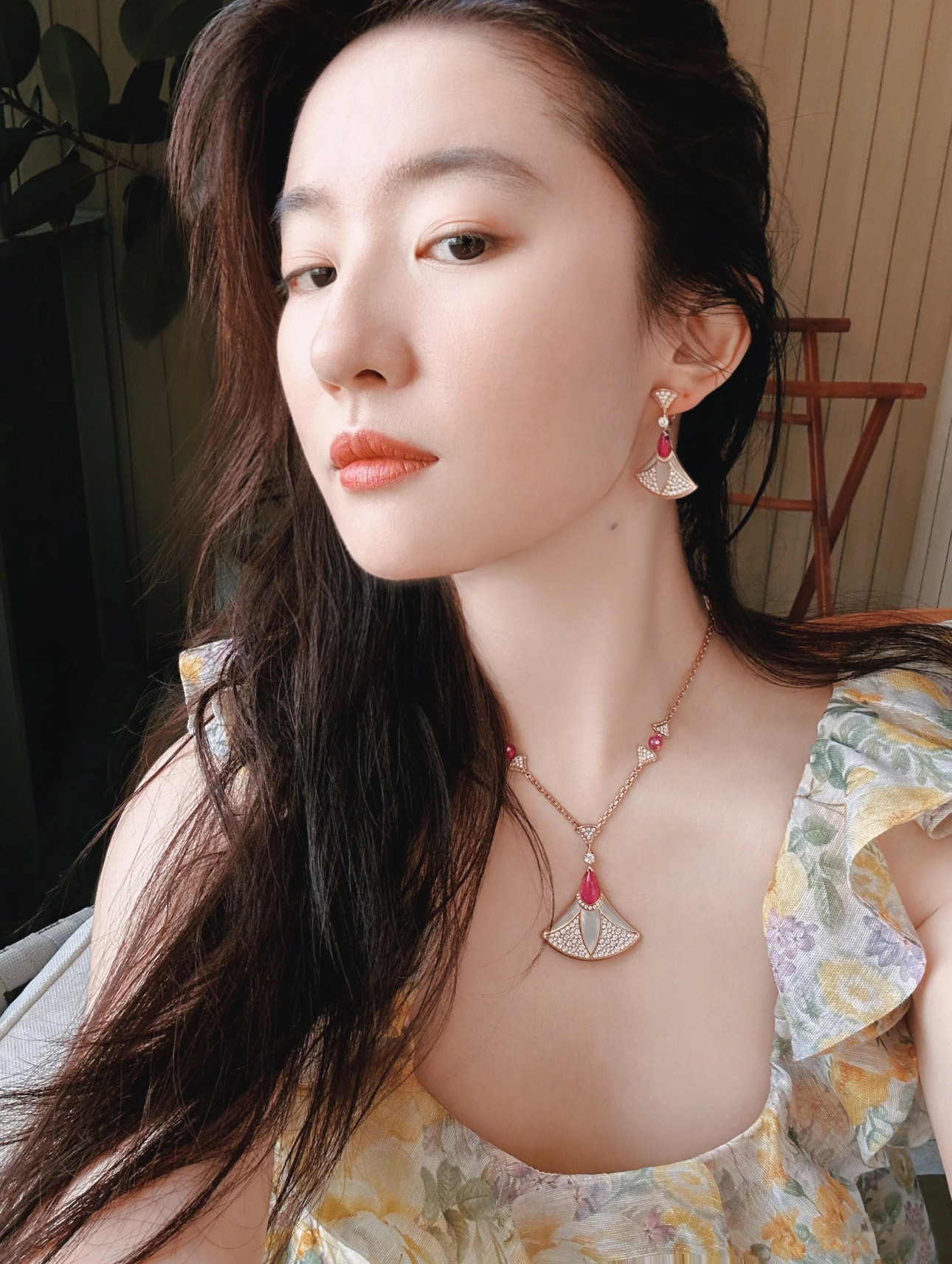 好久没自拍了，出来发两张自拍​​​