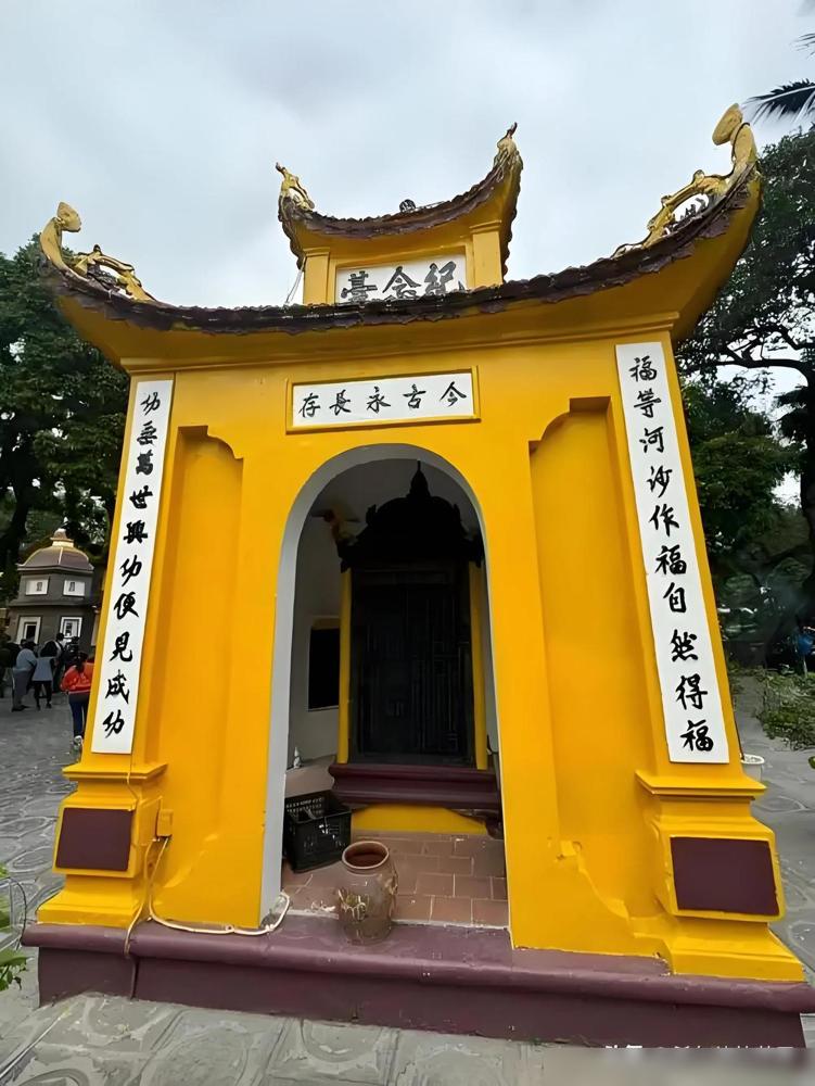 真被越南这副对联惊到了！最近有网友晒出在河内镇国寺拍到的奇特对联：“福等河沙作福