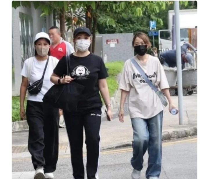 钟丽淇的闺蜜们嘴巴真的很严，周家蔚汤盈盈等都去医院看望住院的钟丽淇了，可是集体沉