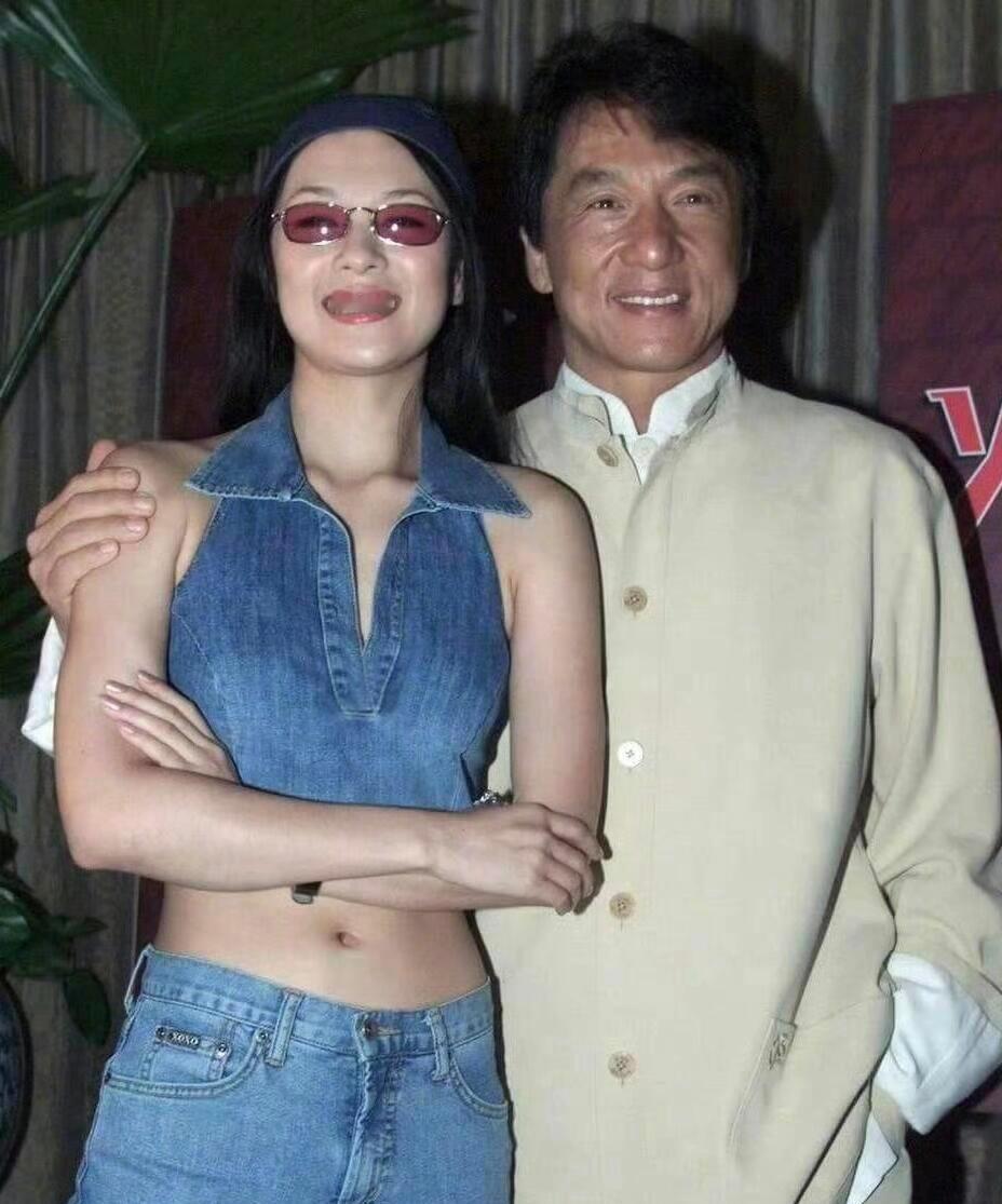 20岁在好莱坞片场被人用枪指着头试镜，43岁在综艺里教新人怎么系威亚安全扣。昨