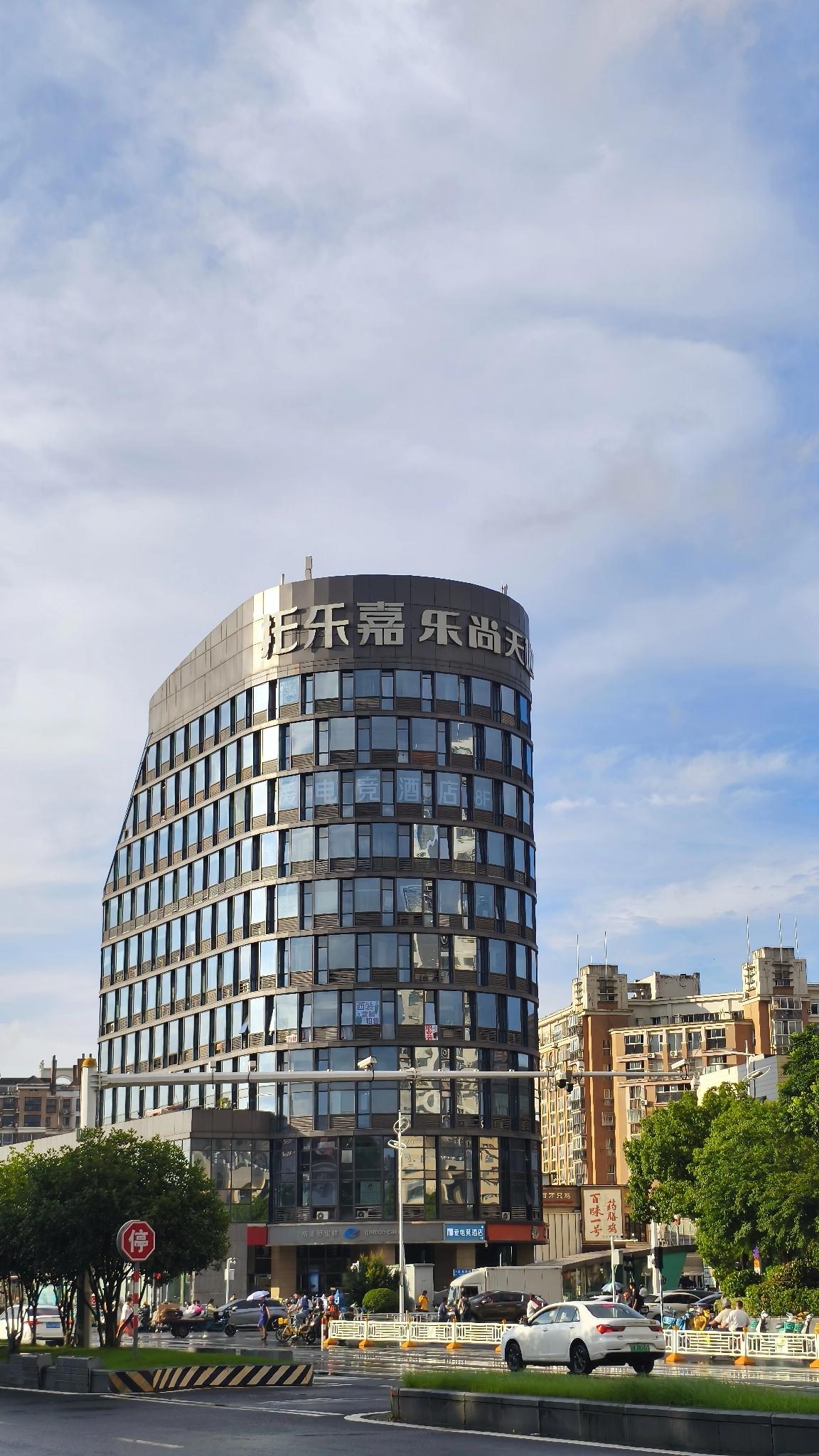 南京的雨停了，高温来了，已经没有前几天那么潮湿，空气也变的干燥了许多，其实梅雨季