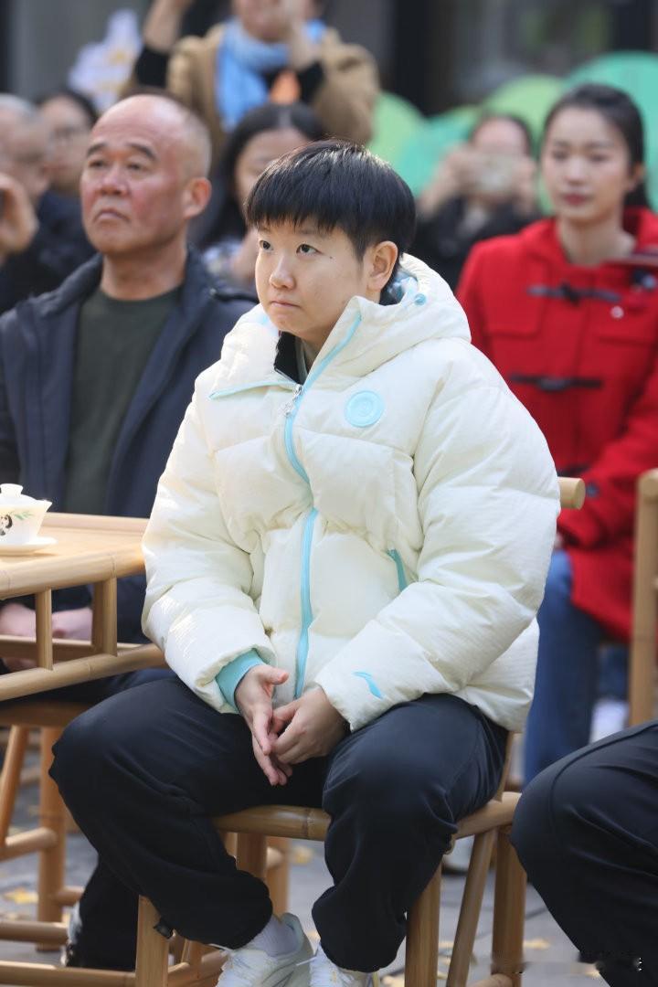 要不是看到采访，我很难想象，世界冠军孙颖莎当初拼命练球，最直接的想法是给家