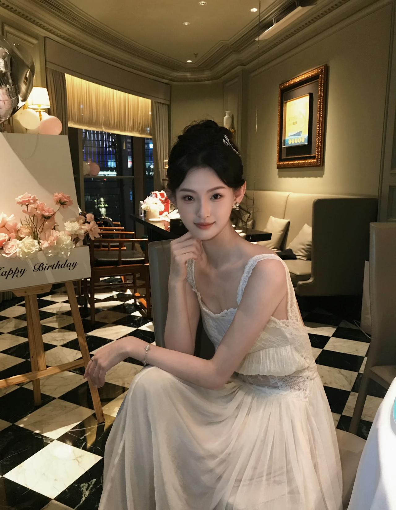 王籽苏纯白蕾丝吊带长裙，烛光下自带柔光滤镜，太有公主感