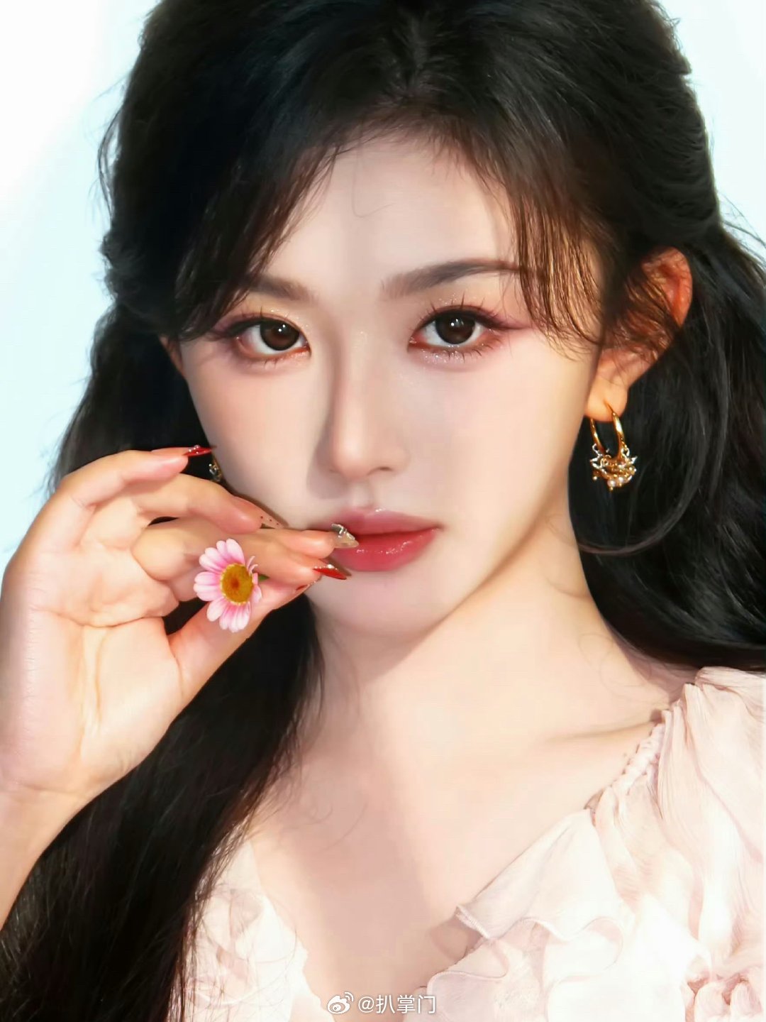 孔雪儿出发hi6果真是红气养人啊，孔雪儿出发hi6的路透来了，在机场和粉丝互动