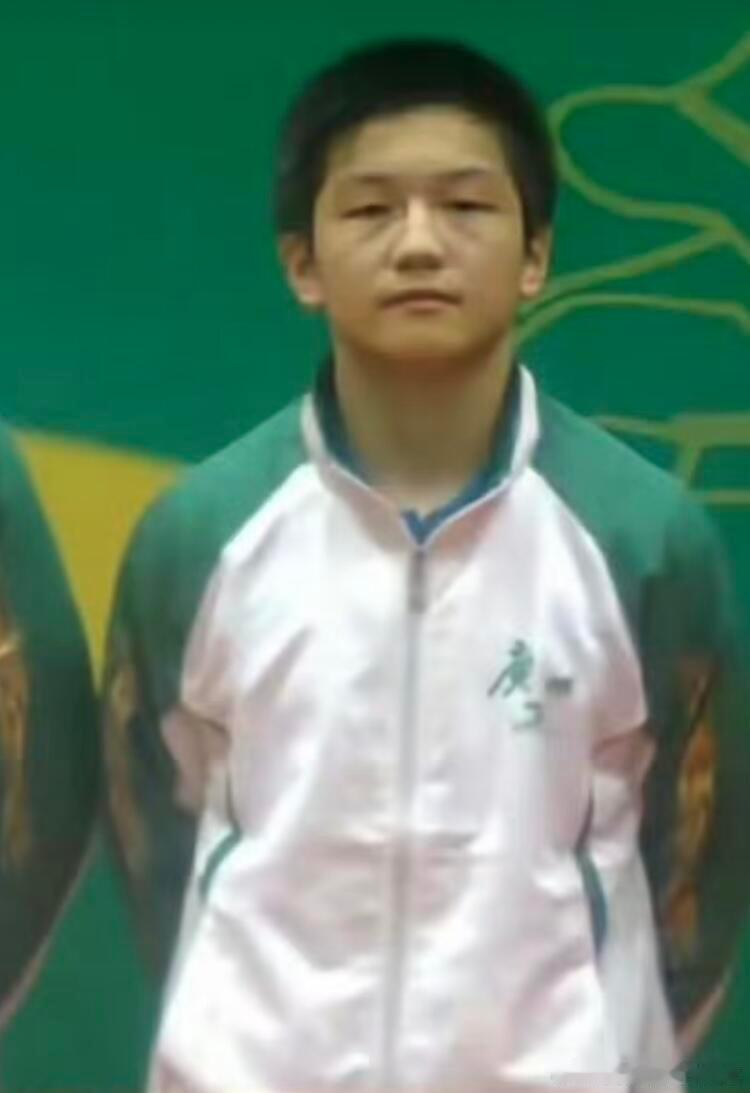 小学生初中生高中生？？樊振东从小到大没变过