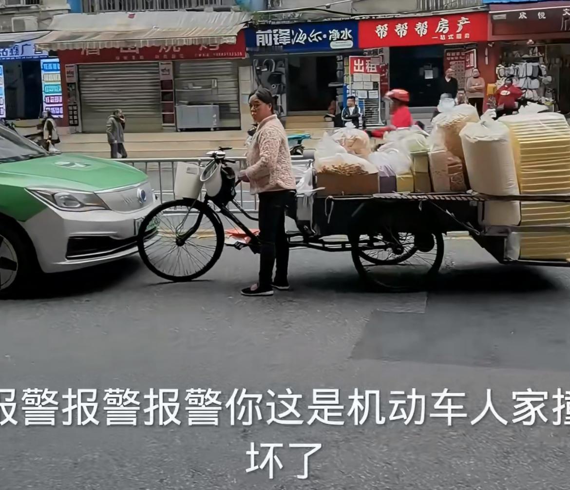 成都街头大姐骑三轮车逆行怼上了的士，大声和司机理论，说自己行车没有错，要司机让路