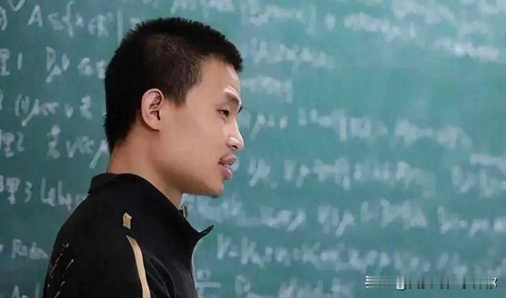 韦东奕办成了两件大事。这位被叫做韦神的数学天才，今年6月在短视频平台露了一