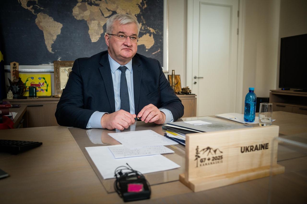 匈牙利和乌克兰的外长在网上公开开撕，火药味十足。起因是匈牙利总理欧尔班最近放狠