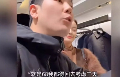 一对夫妻逛街买衣服，询问价格后嫌贵没买，怎料，遭店员嘲讽“买不起就买不起，还说东