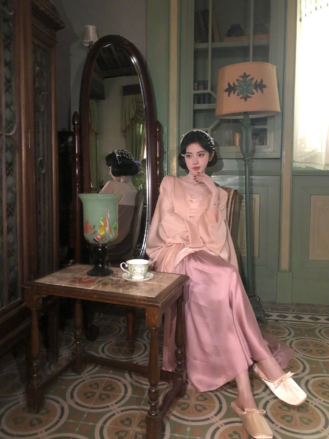 鞠婧祎《万花世界》苏绿夏营业花絮图，没话说，太美丽优雅了
