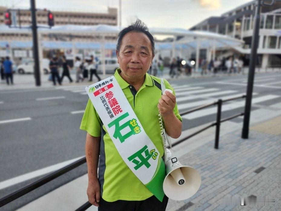 石平吃相难看今天凌晨，遭到家族除名的汉奸石平在推特上特意开设了一个新的中文账号