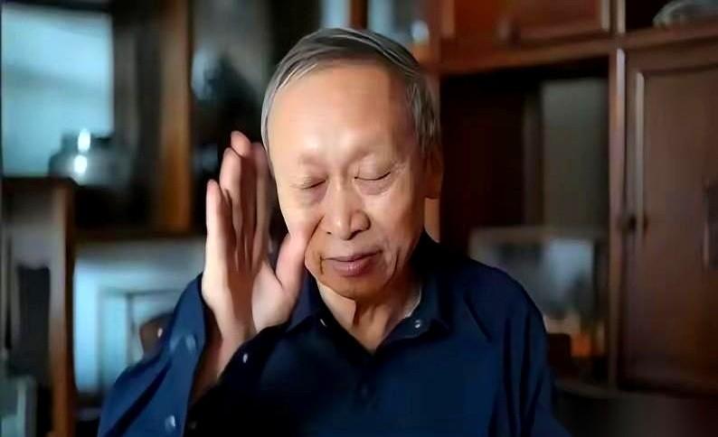 那个叫杨学志的，刚叉着腰指着华为鼻子，说“韬定律”是学术造假。话音还没落，项立