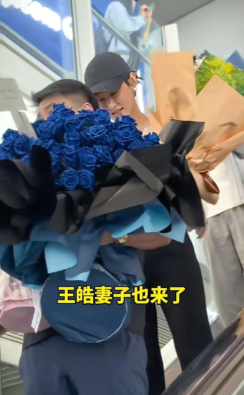 5月12日下午，国乒回到北京；很多教练的家属都来接机，国乒也来接机，机场欢声笑语