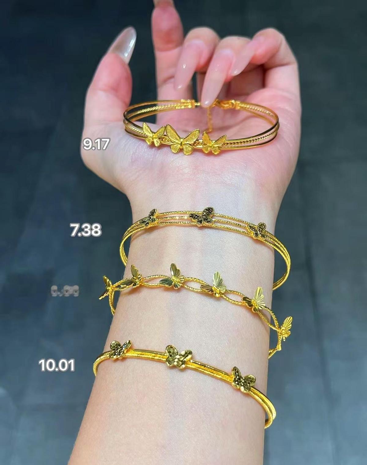 黄金没变，女孩变了。以前是婆婆塞手里，现在是自己刷手机下单。1800块买条小