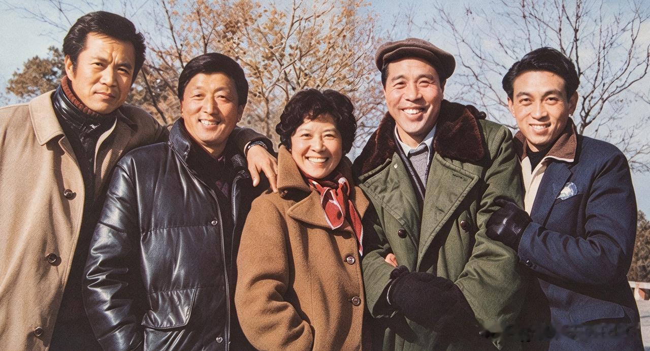 一张四十年前的老照片，您还都能叫出名字吗？里面有一位我十分喜爱的艺