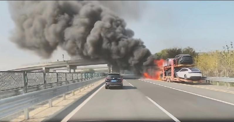 今天（11月15日）又有车辆起火，事发浙江申嘉湖高速。今天，有网友发布视频称，中