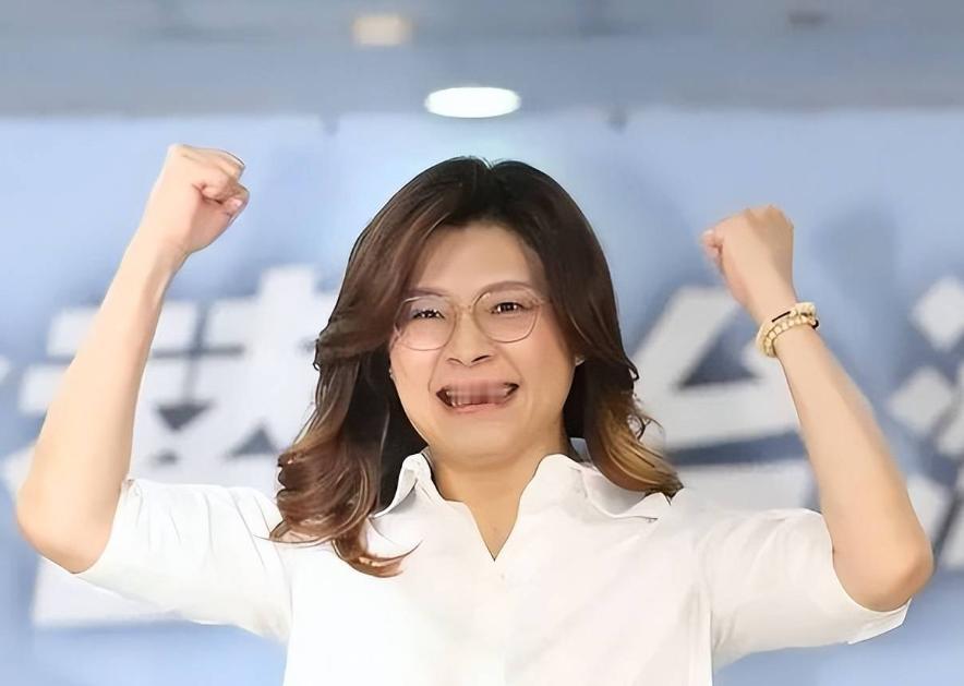 郑丽文吹大牛翻车了，被卢秀燕啪啪打脸！郑丽文才吹完牛说卢秀燕给她夹过