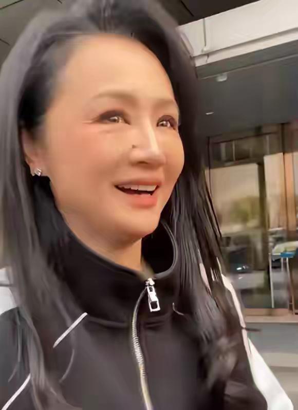 曹颖这状态，给中年女性提了个醒！当年曹颖多厉害啊，主持演戏都能打，事业正好时却