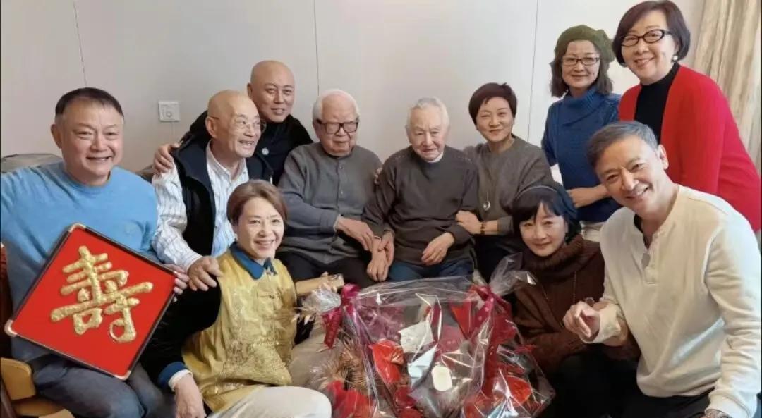 87版《红楼梦》剧组重聚，94岁的导演王扶林精神矍铄，现场满是感人瞬间。这次相聚